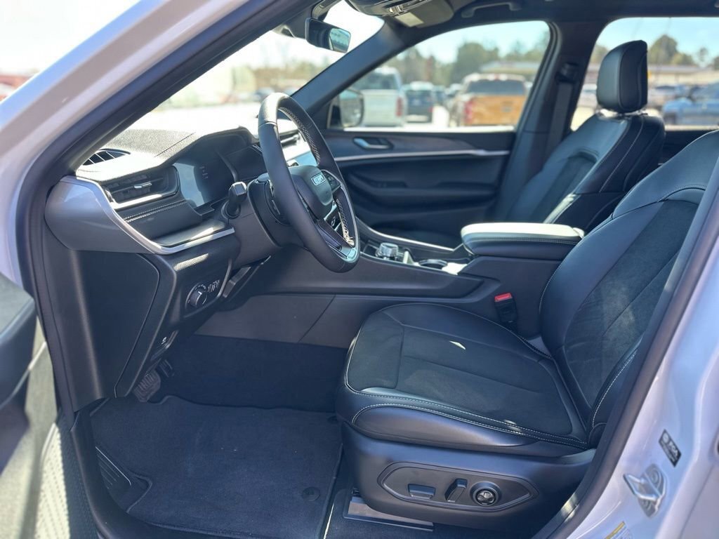 New 2026 Jeep Grand Cherokee Altitude image 19