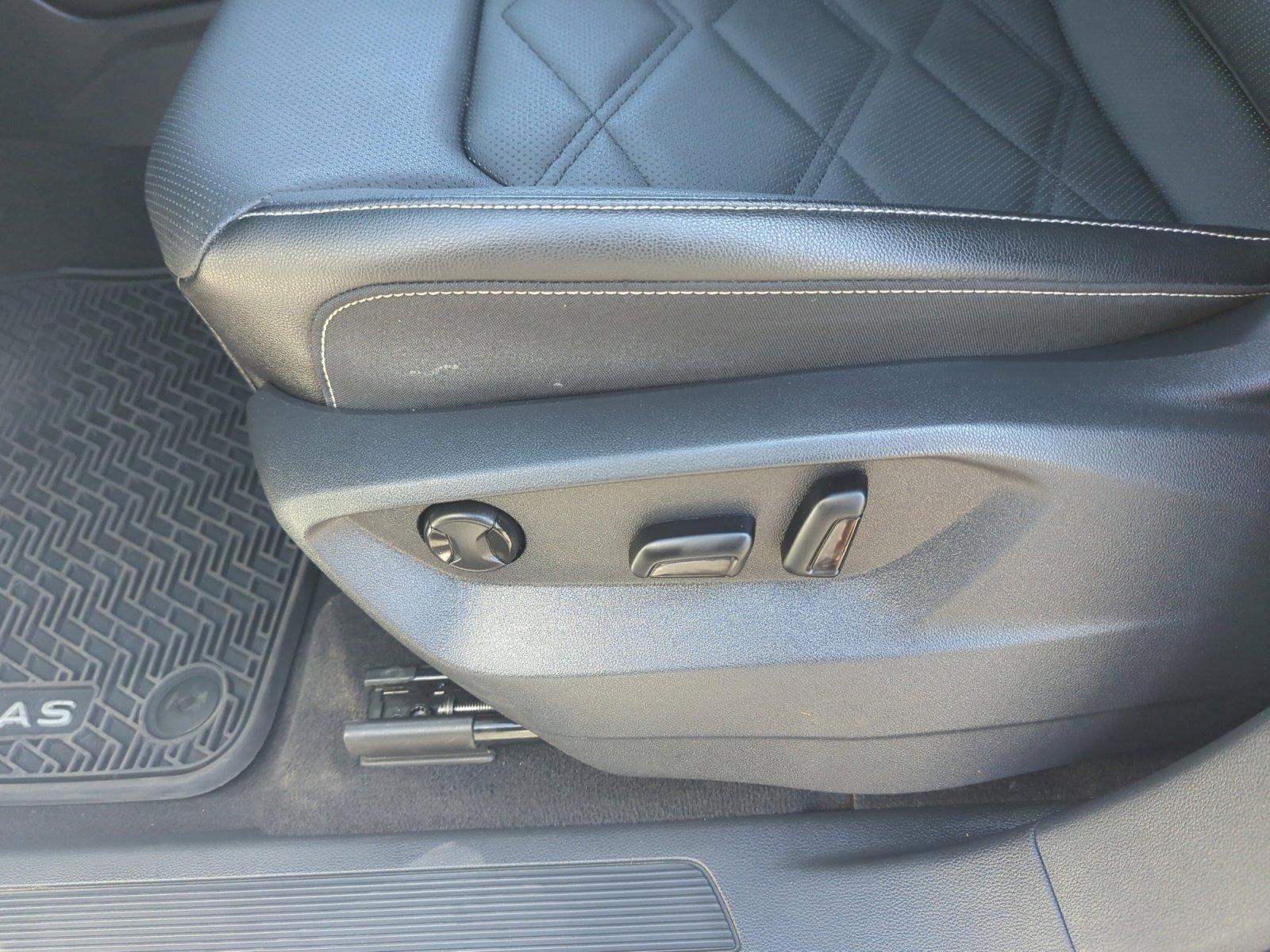 Used 2024 Volkswagen Atlas SE image 14