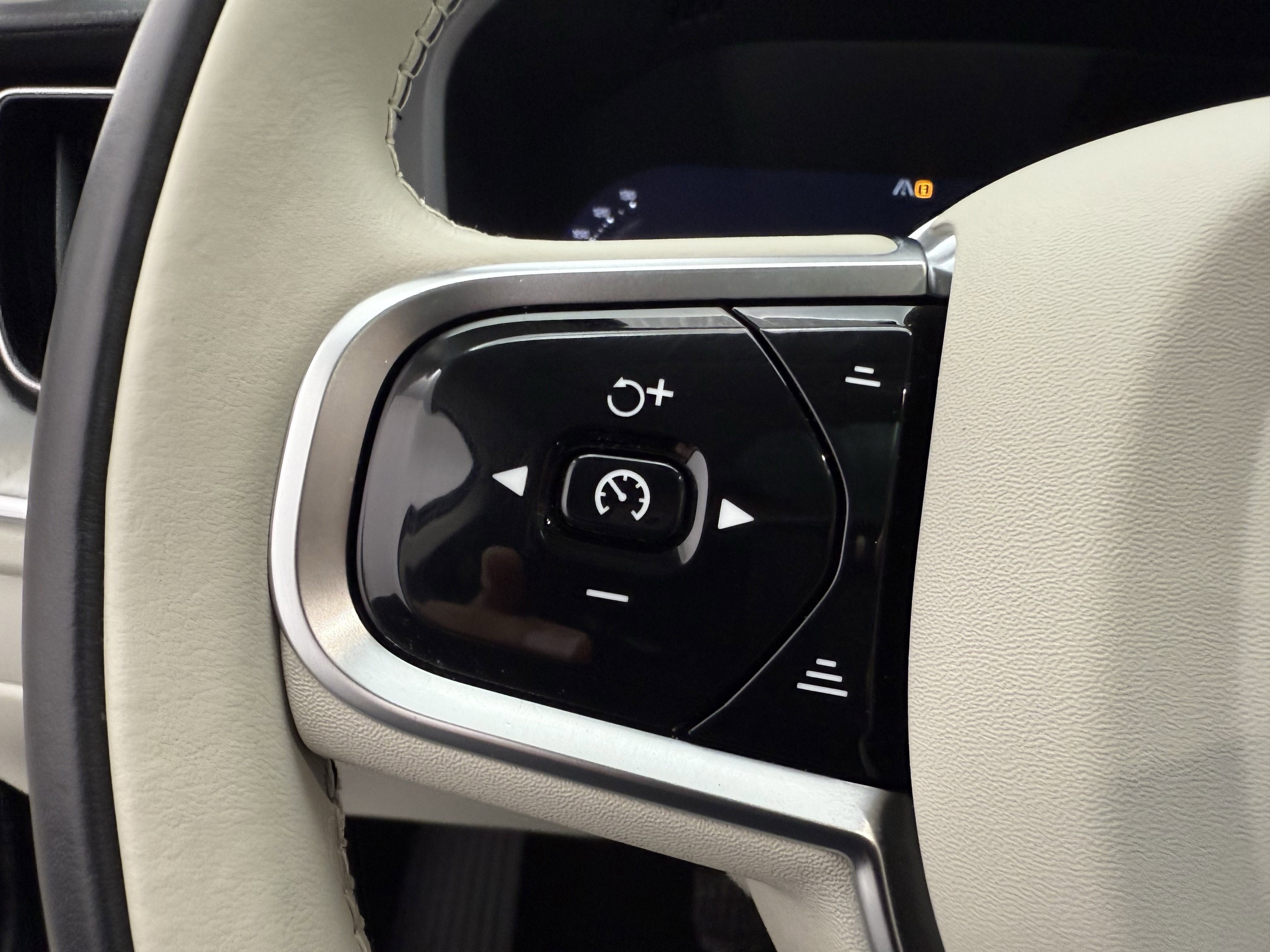 Certified 2023 Volvo XC60 B5 Ultimate w/ Protection Package Premier AWD/4WD image 16