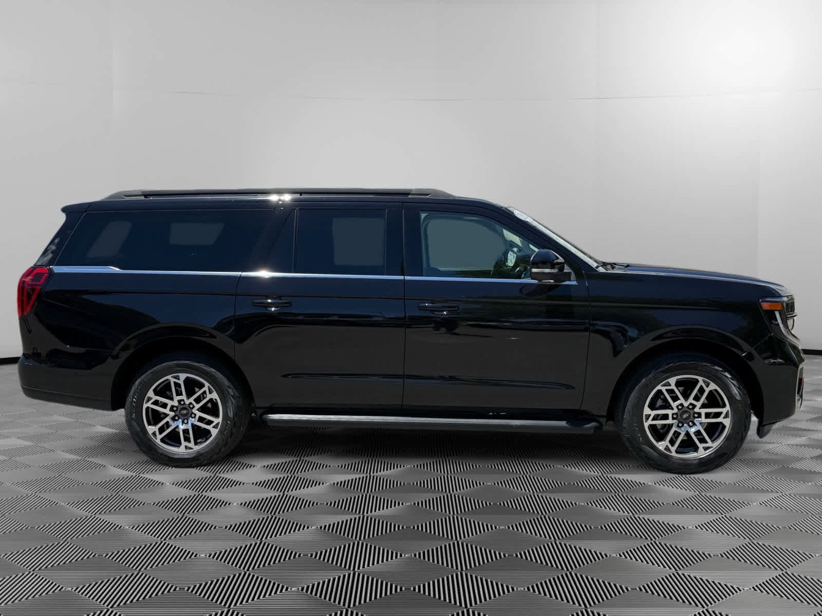 Used 2025 Ford Expedition Max Active AWD/4WD image 6