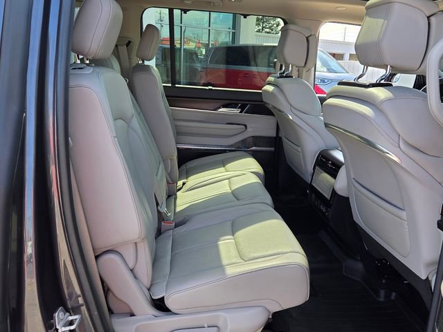 Used 2023 Jeep Grand Wagoneer 4WD w/ Flexible Seating Group image 16