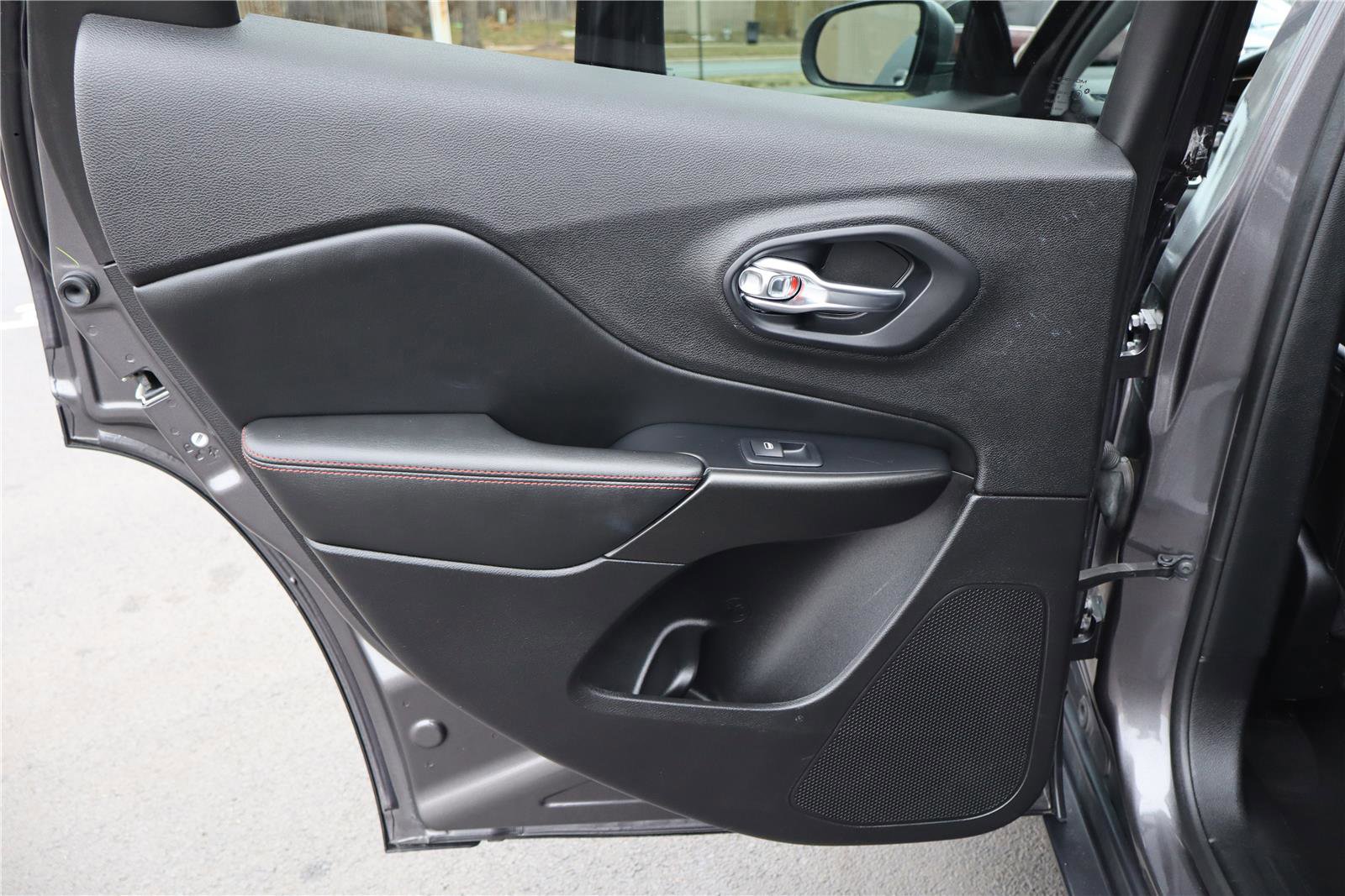 Used 2019 Jeep Cherokee Trailhawk image 23