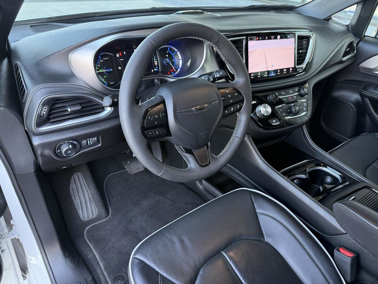 Used 2023 Chrysler Pacifica Limited w/ S Appearance Package FWD image 14