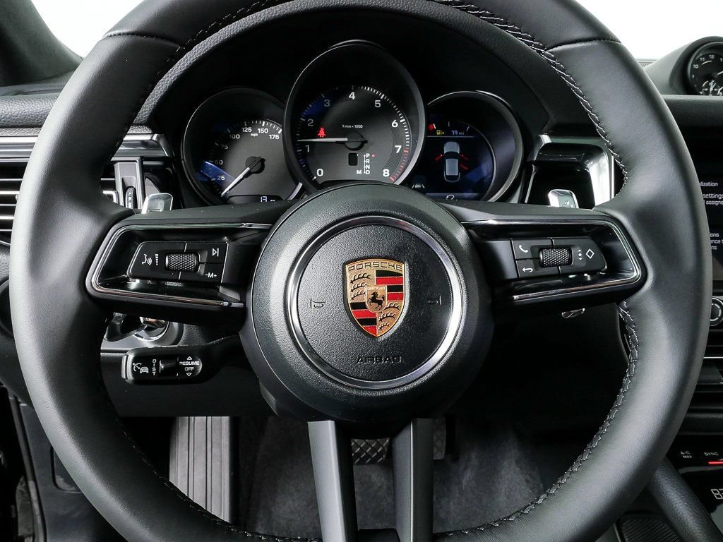 Certified 2026 Porsche Macan AWD/4WD image 9