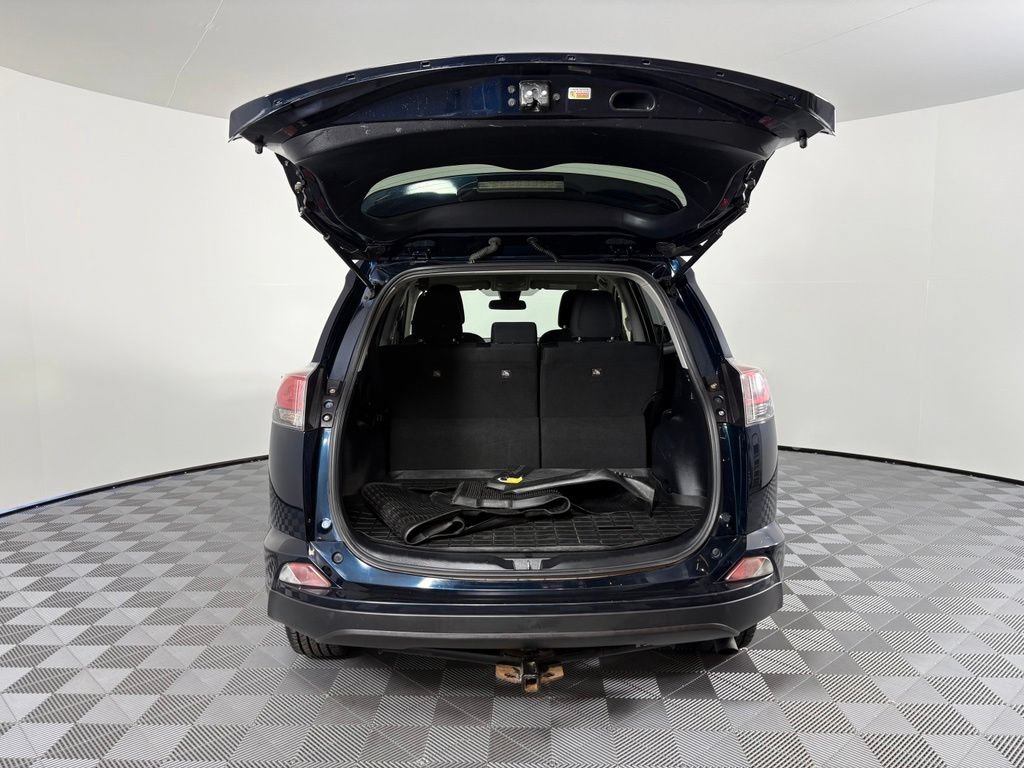 Used 2017 Toyota RAV4 LE AWD/4WD image 10