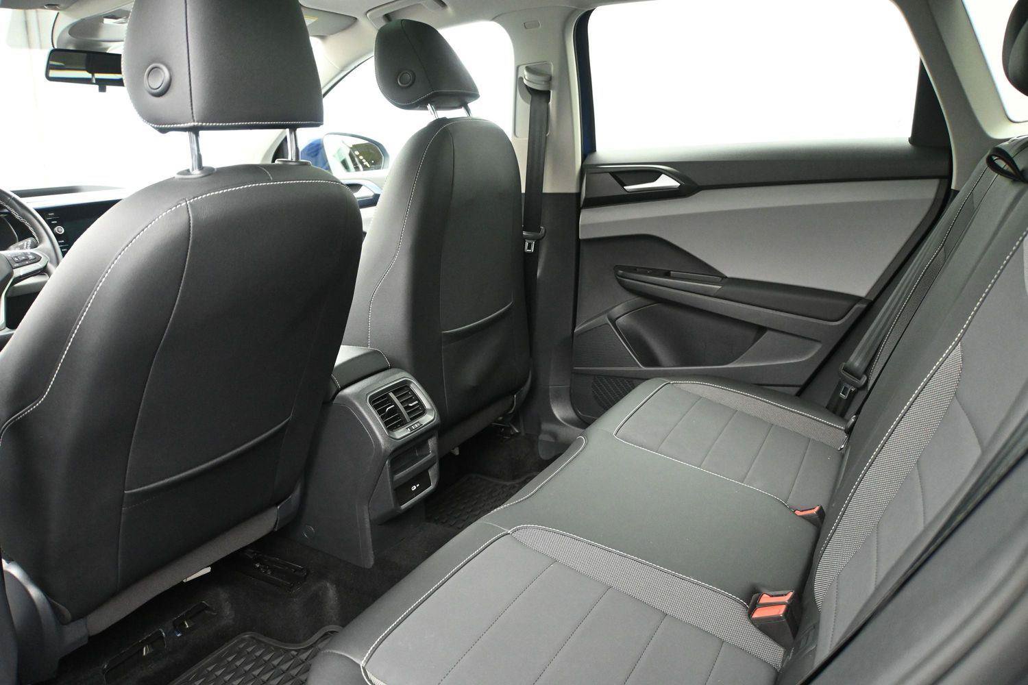Used 2022 Volkswagen Taos SE w/ Panoramic Sunroof Package AWD/4WD image 10