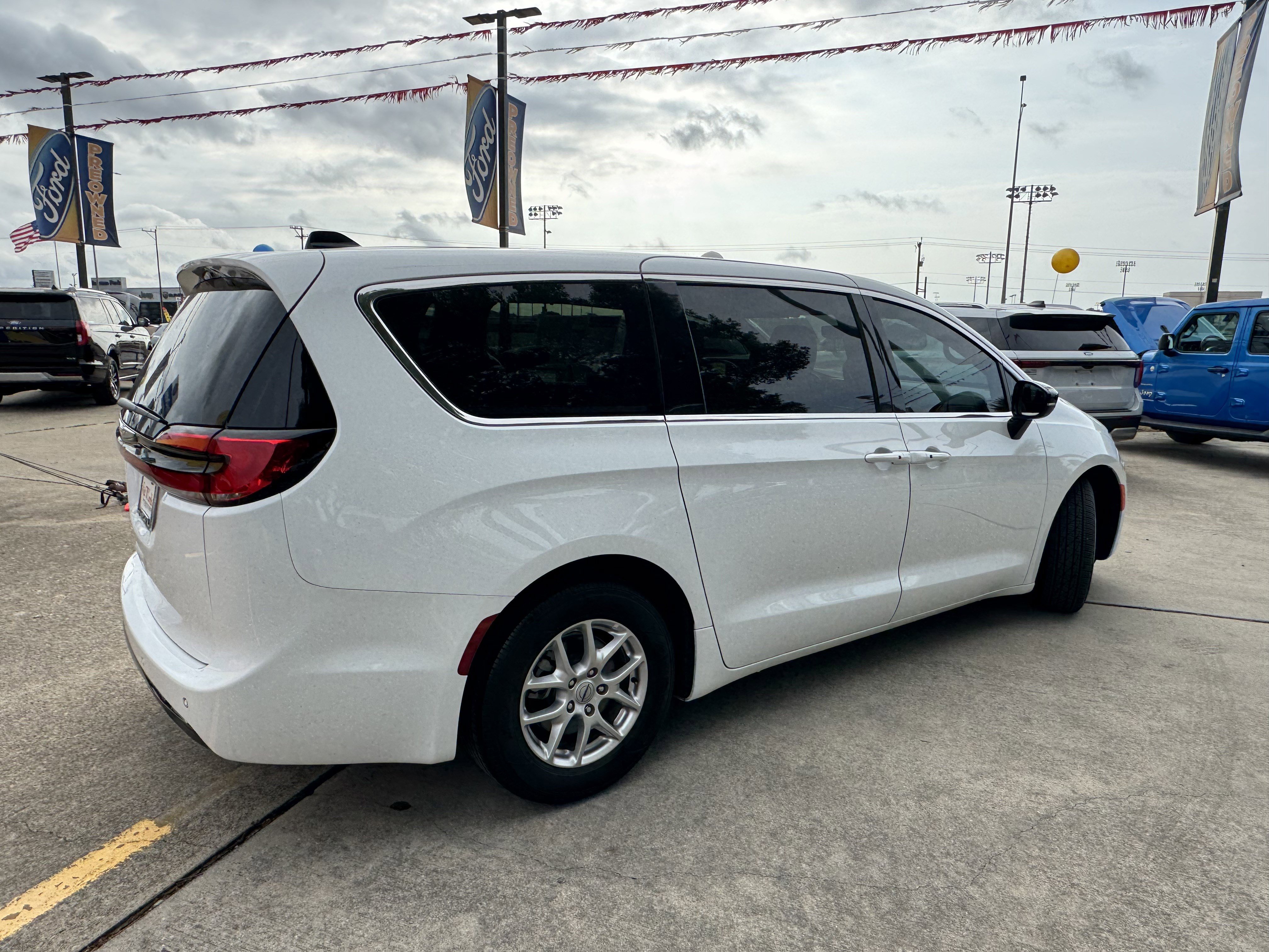 Used 2025 Chrysler Pacifica Select image 5