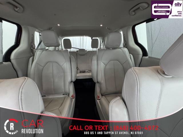 Used 2021 Chrysler Pacifica Touring-L FWD image 17
