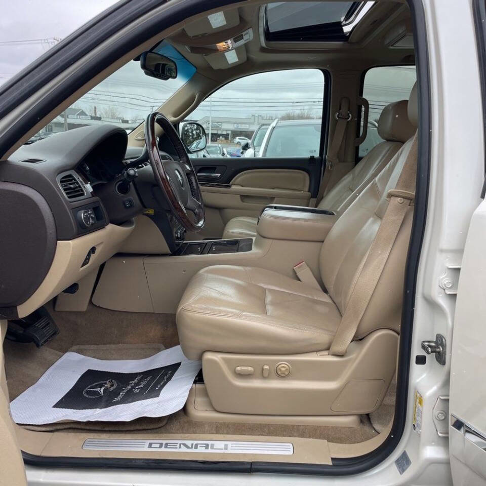 Used 2011 GMC Yukon XL Denali AWD/4WD image 12