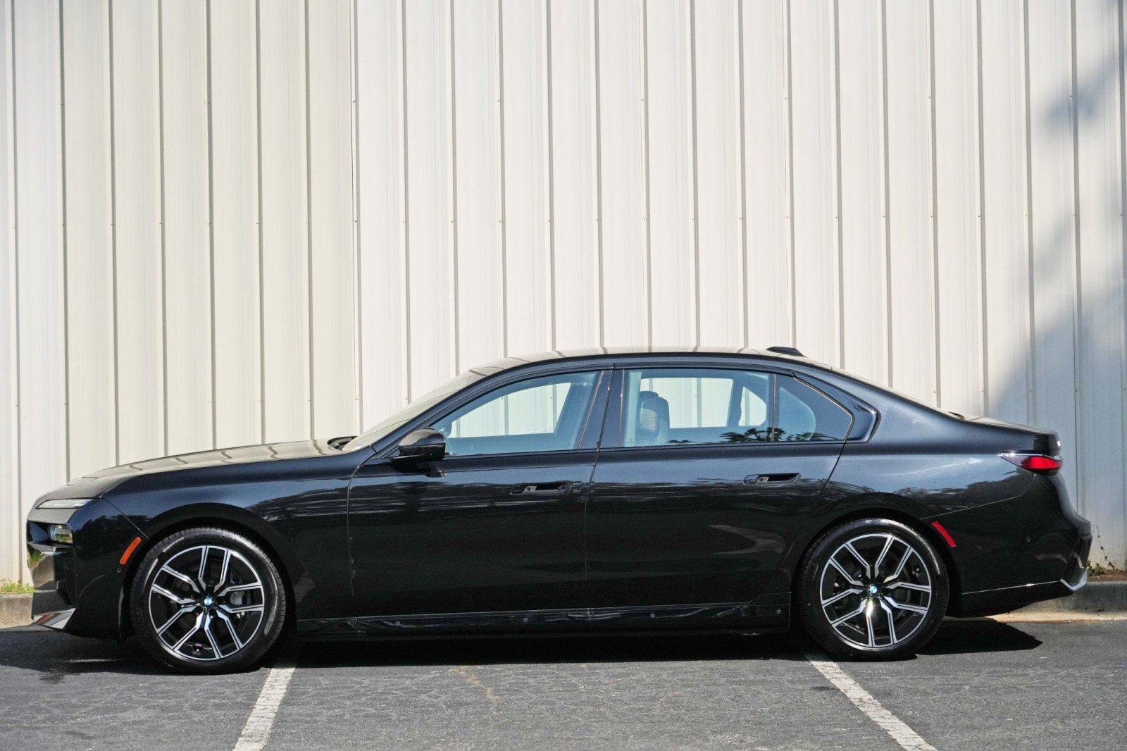Used 2023 BMW i7 xDrive60 w/ Executive Package 2 AWD/4WD image 70