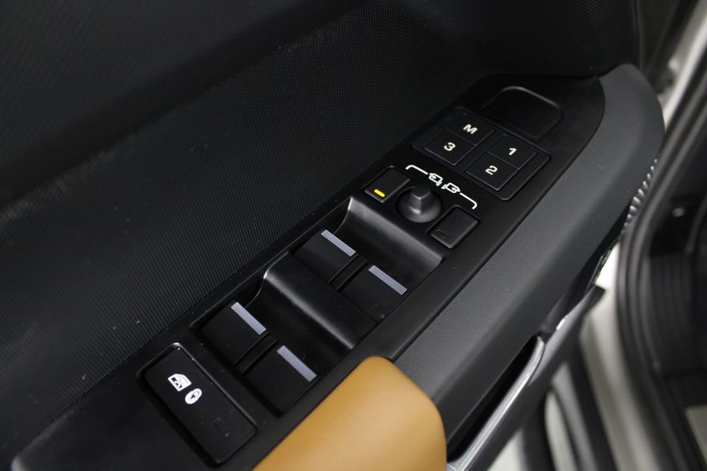 Used 2023 Land Rover Defender 110 X-Dynamic SE AWD/4WD image 22