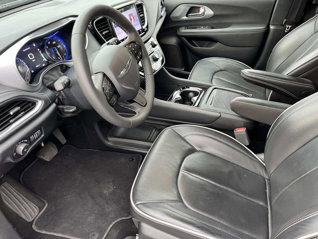 Used 2025 Chrysler Pacifica Limited FWD image 25