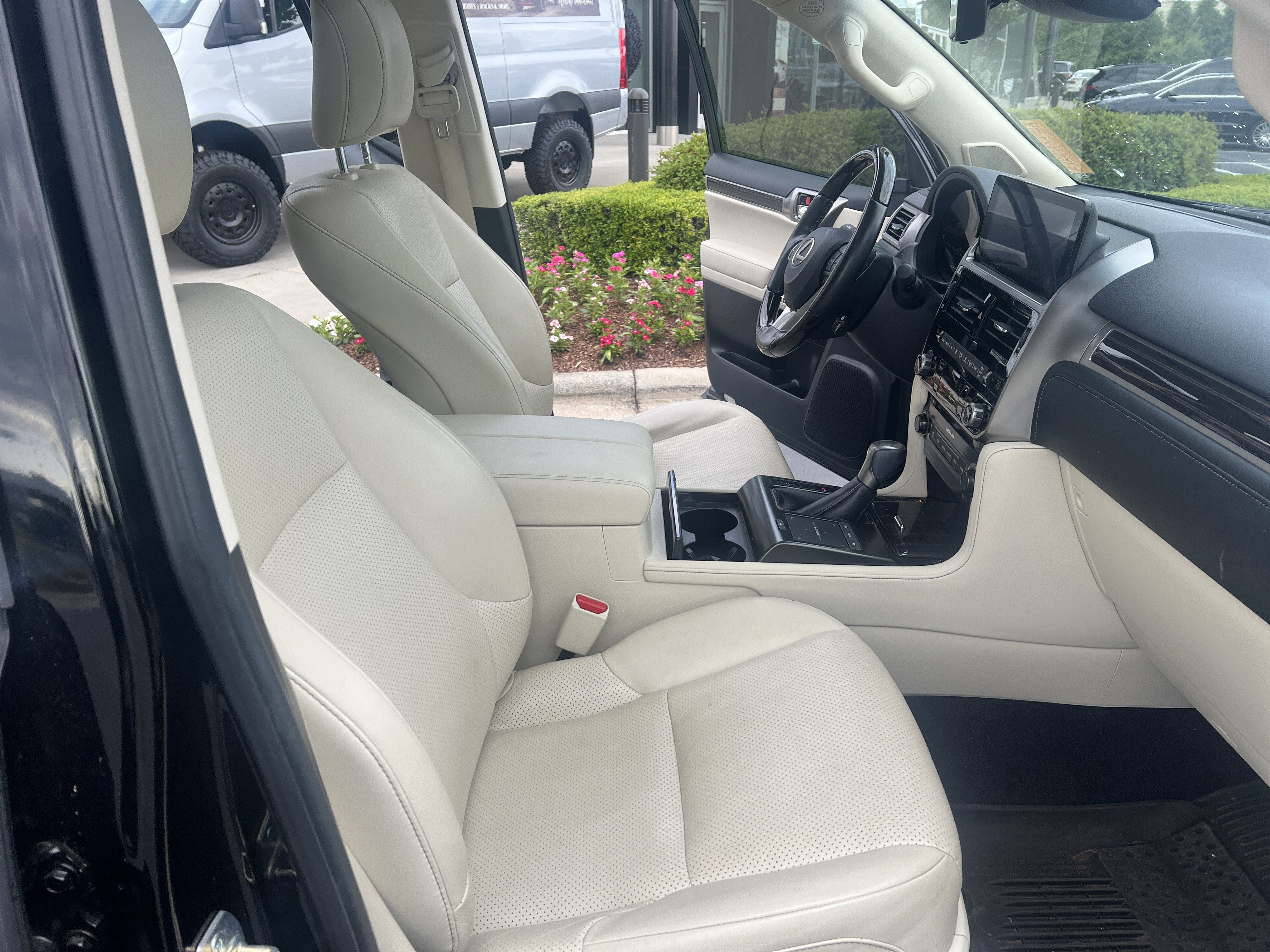Used 2022 Lexus GX 460 Luxury w/ Accessory Package AWD/4WD image 34
