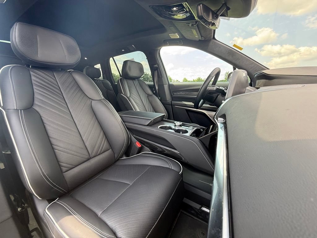 Certified 2026 Cadillac Vistiq Sport w/ LPO, Floor Liner Package AWD/4WD image 32