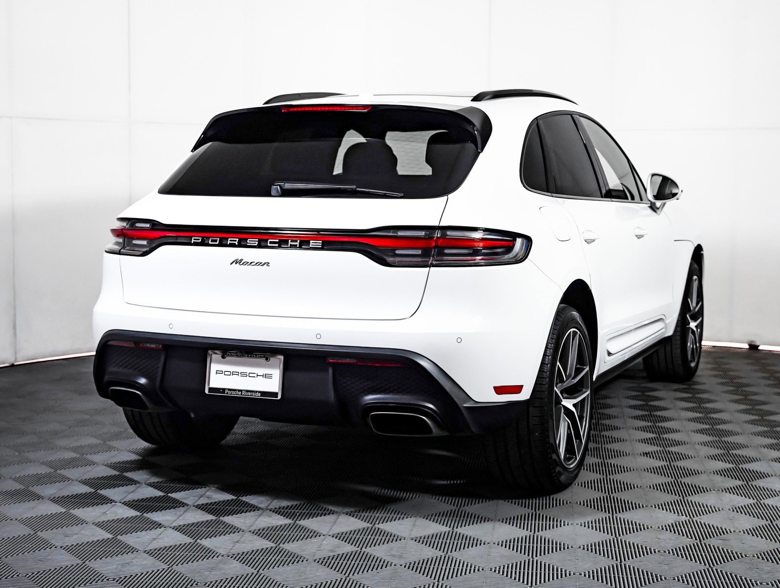 Certified 2025 Porsche Macan AWD/4WD image 10