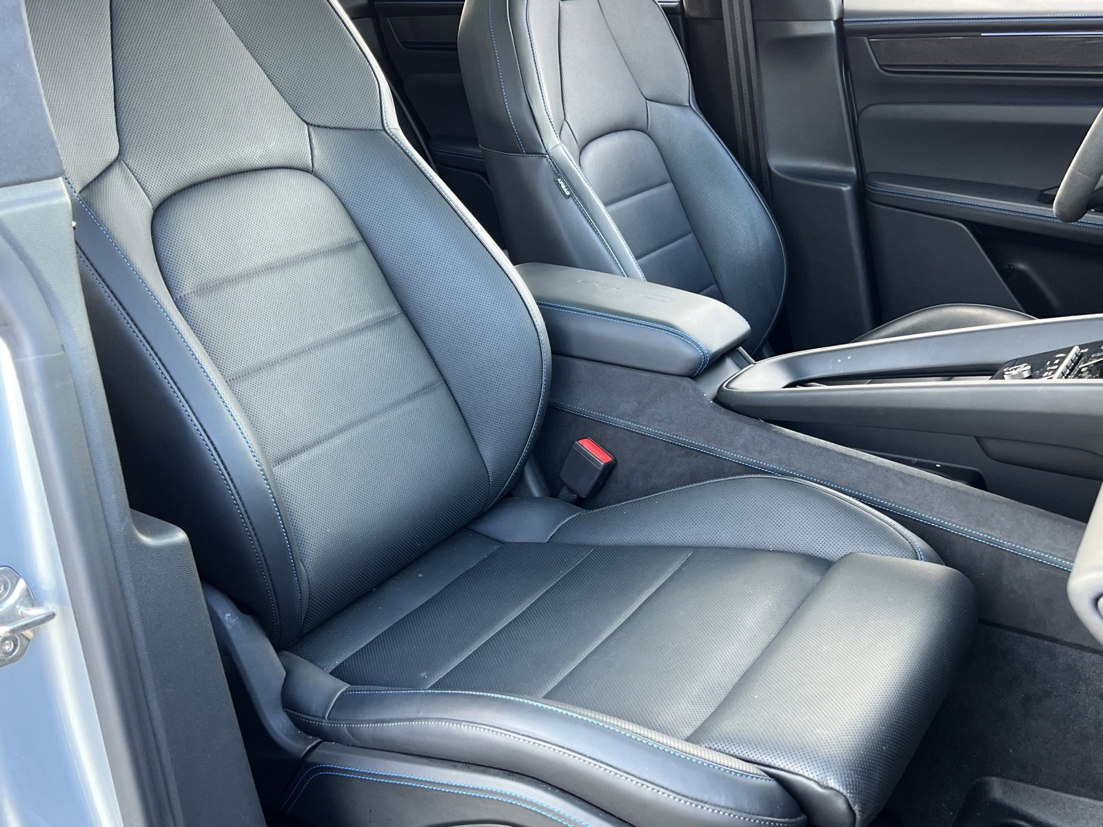 Certified 2025 Porsche Macan Turbo Electric image 16