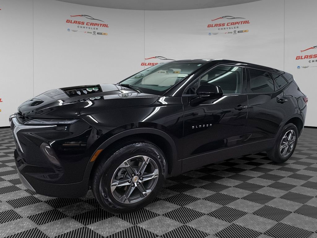 Used 2025 Chevrolet Blazer LT image 3