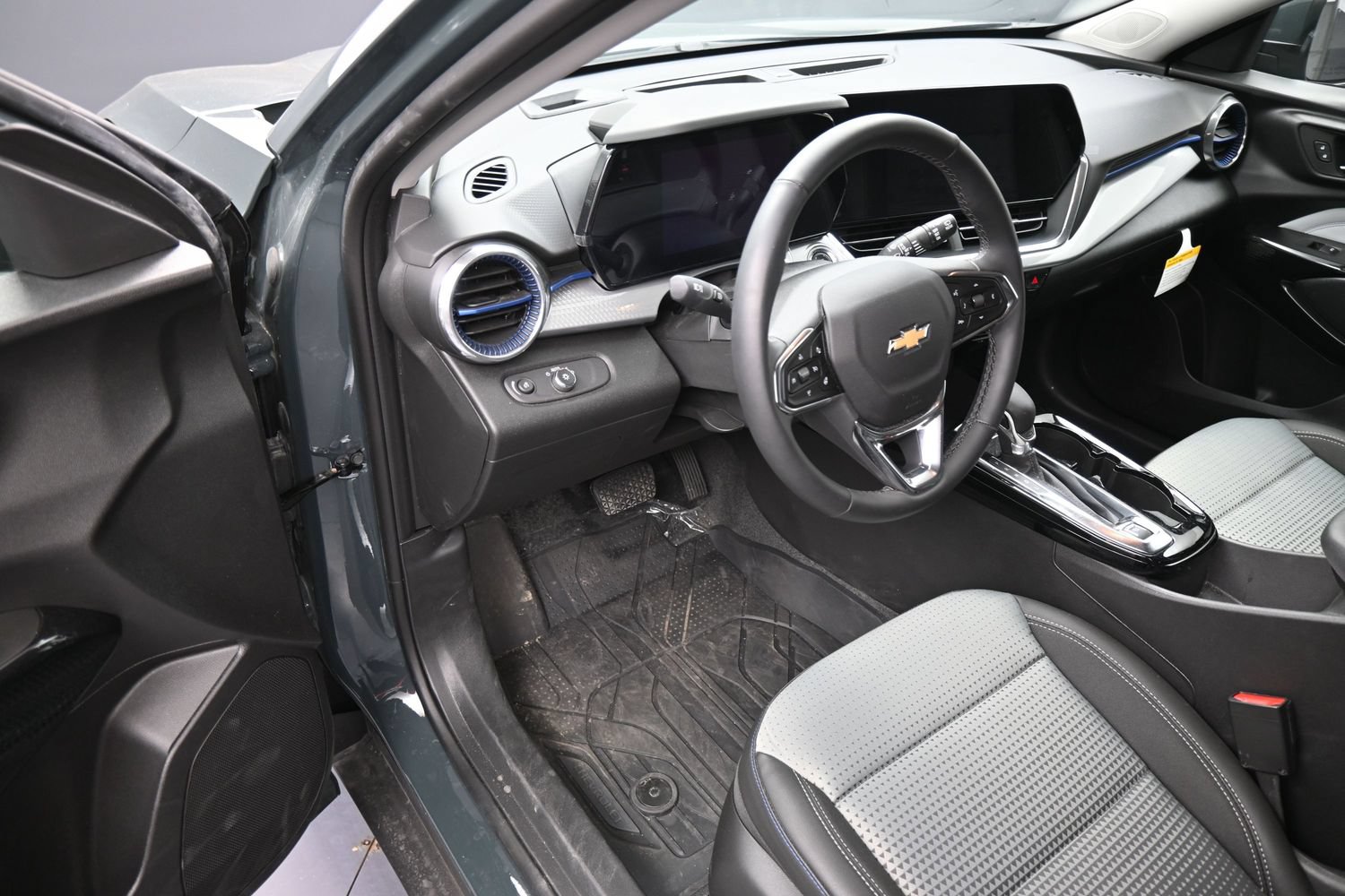 Used 2026 Chevrolet Trax LT w/ LT Convenience Package FWD image 12