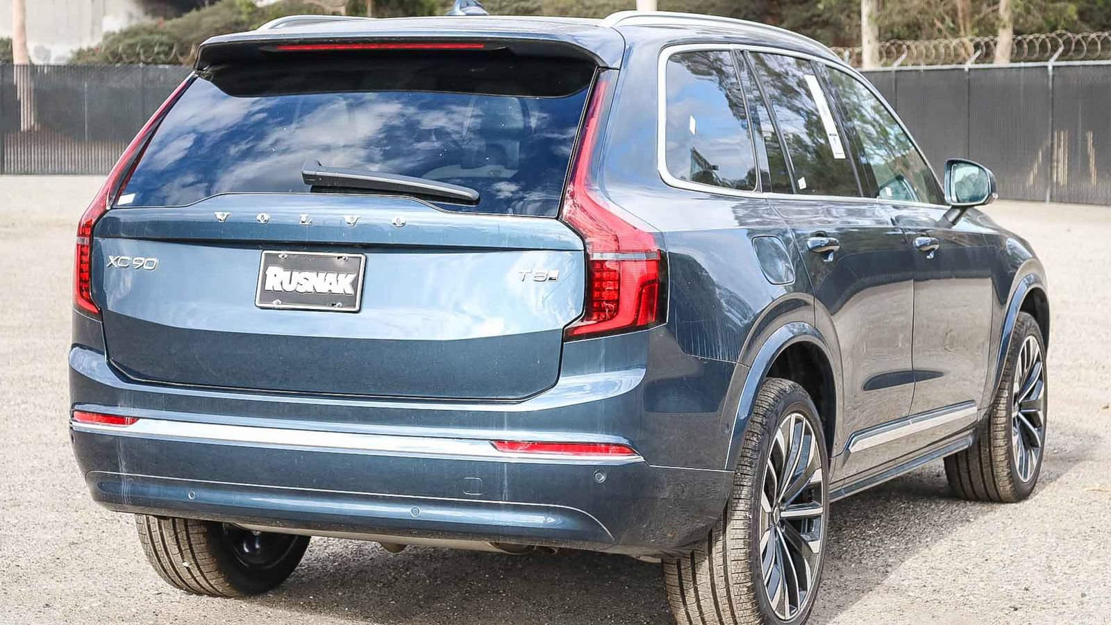New 2026 Volvo XC90 T8 Plus AWD/4WD image 6