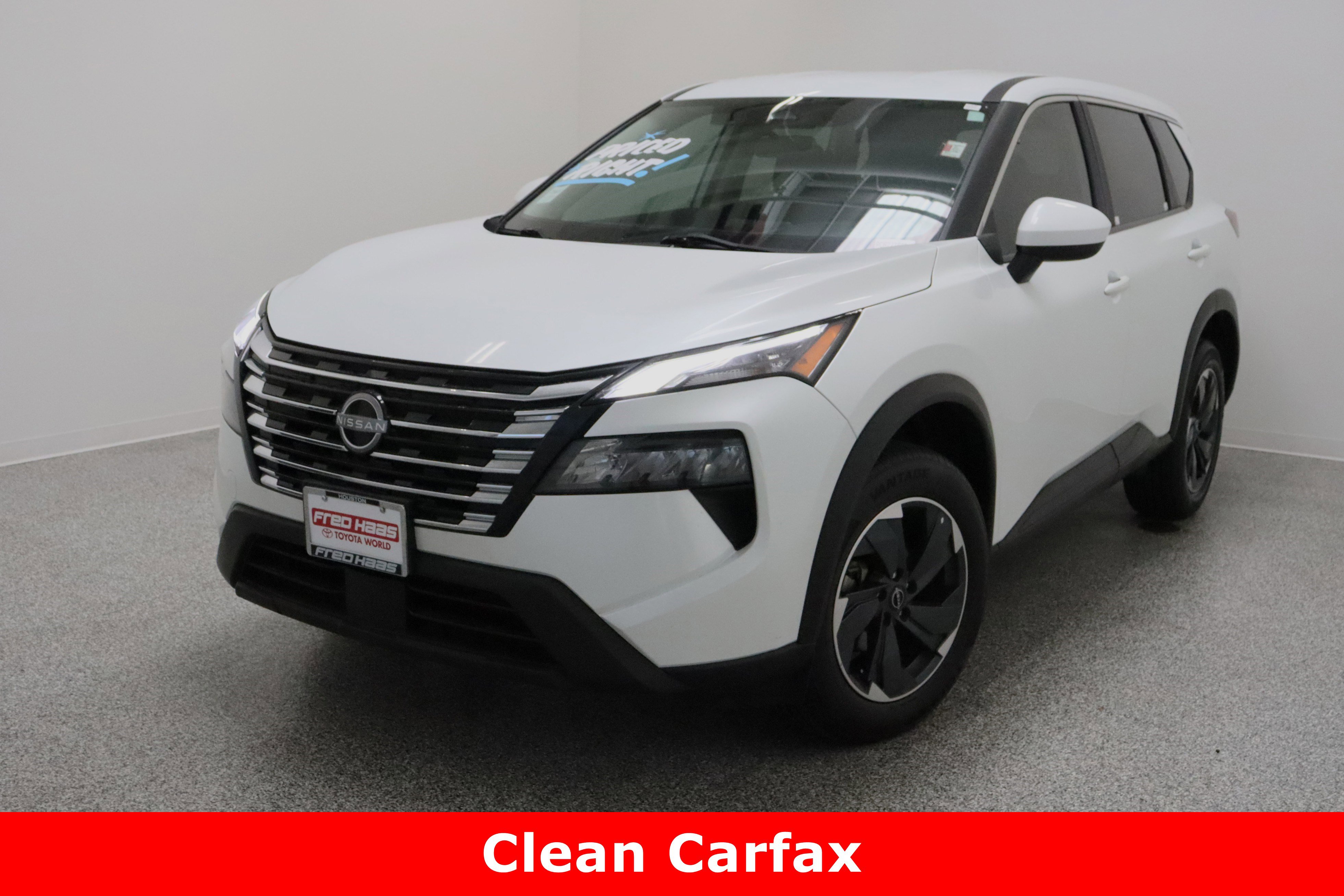 Used 2024 Nissan Rogue SV image 2