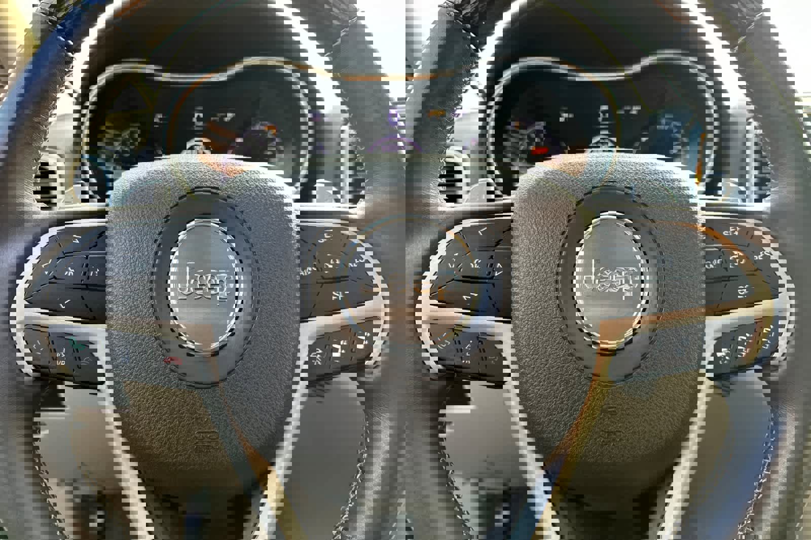 Used 2017 Jeep Grand Cherokee Overland w/ Jeep Active Safety Group image 23