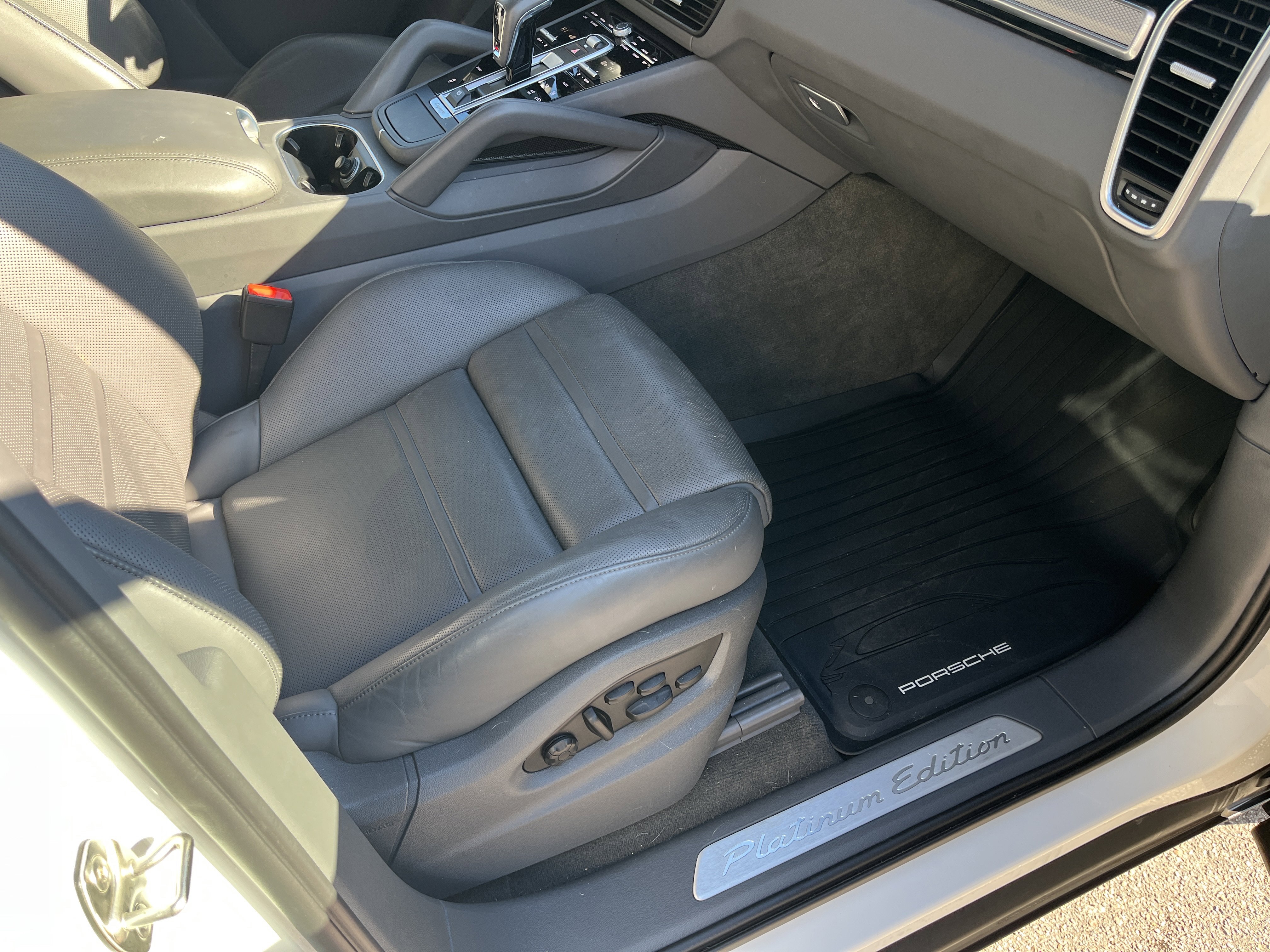 Certified 2023 Porsche Cayenne Platinum Edition image 17