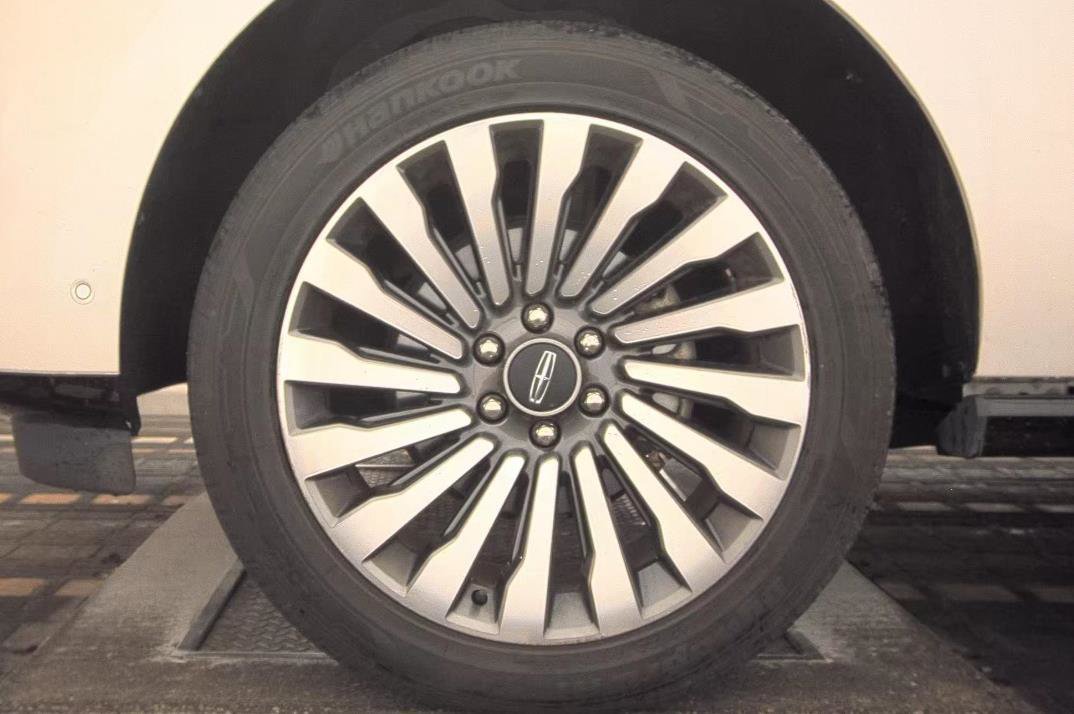 Used 2019 Lincoln Navigator L Reserve AWD/4WD image 9