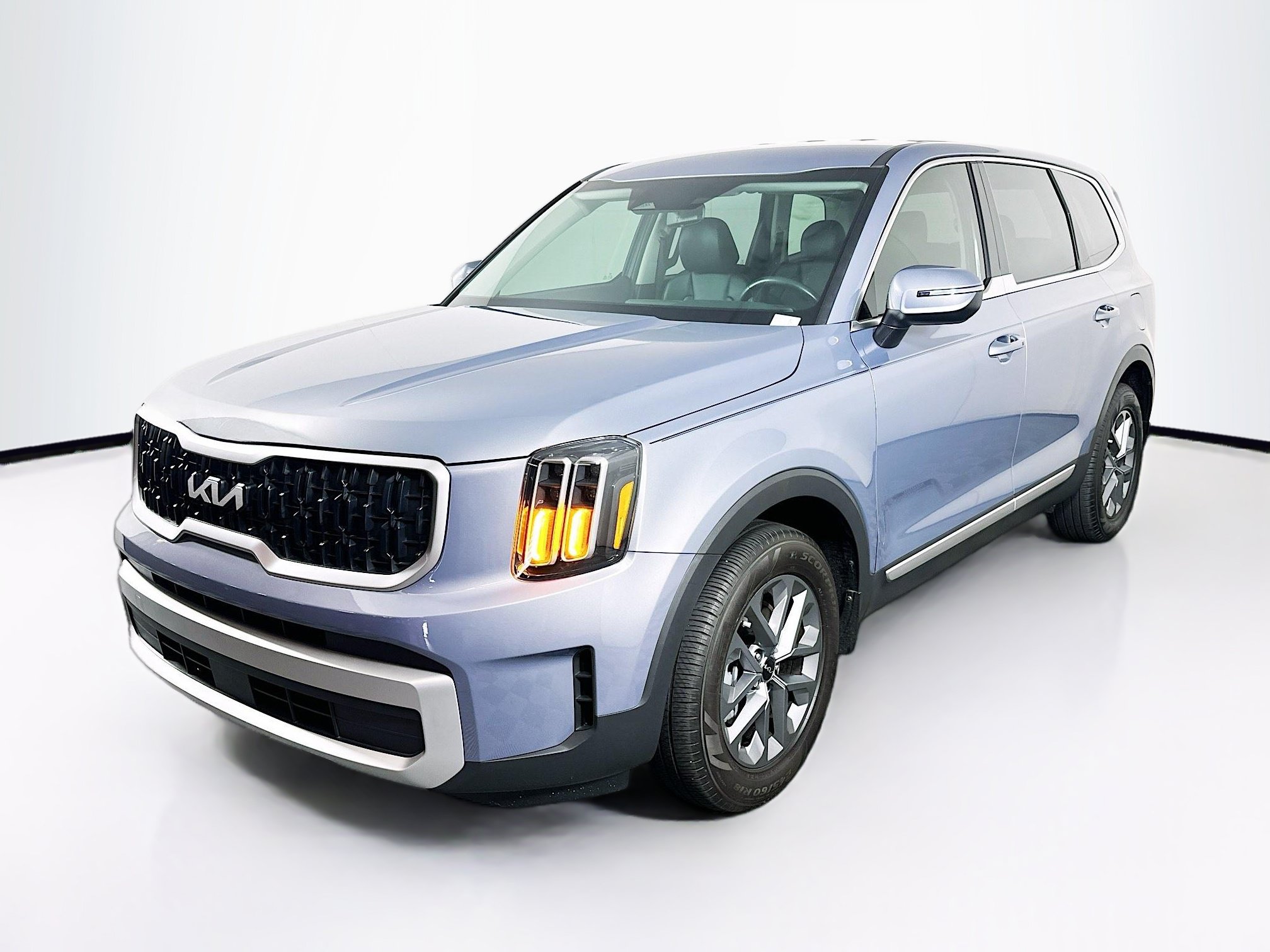 Used 2025 Kia Telluride LX FWD image 3