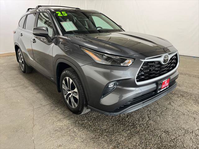 Certified 2025 Toyota Highlander XLE AWD/4WD image 1