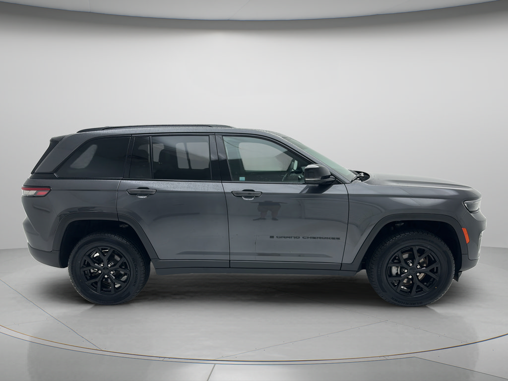 Used 2024 Jeep Grand Cherokee Altitude AWD/4WD image 2