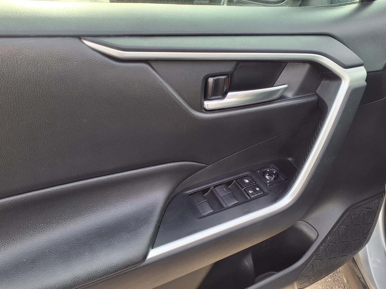 Used 2021 Toyota RAV4 XLE w/ Convenience Package image 16