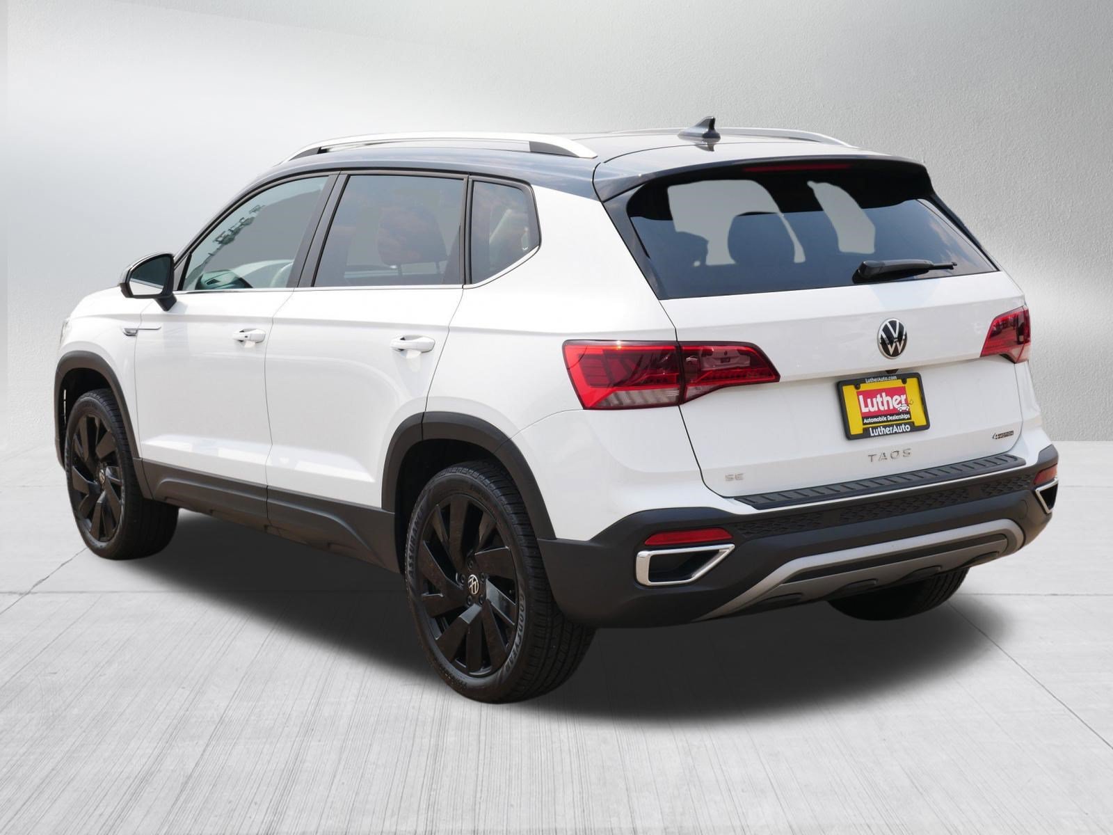 Used 2024 Volkswagen Taos SE w/ Panoramic Sunroof Package AWD/4WD image 5
