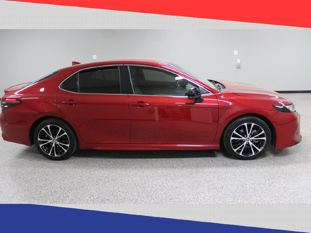 Used 2020 Toyota Camry SE w/ Carpet Mat Package image 2