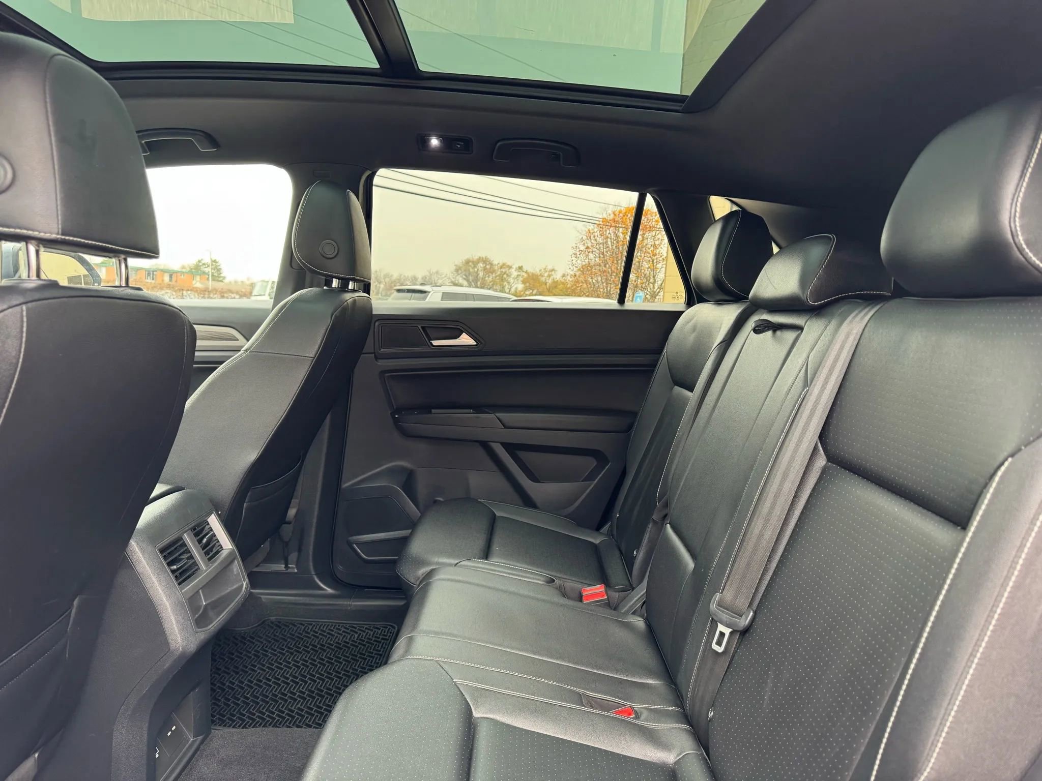 Used 2020 Volkswagen Atlas Cross Sport SE w/ Panoramic Sunroof Package image 33
