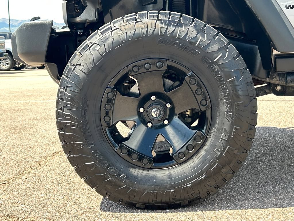 Used 2015 Jeep Wrangler Unlimited Rubicon w/ Connectivity Group AWD/4WD image 21