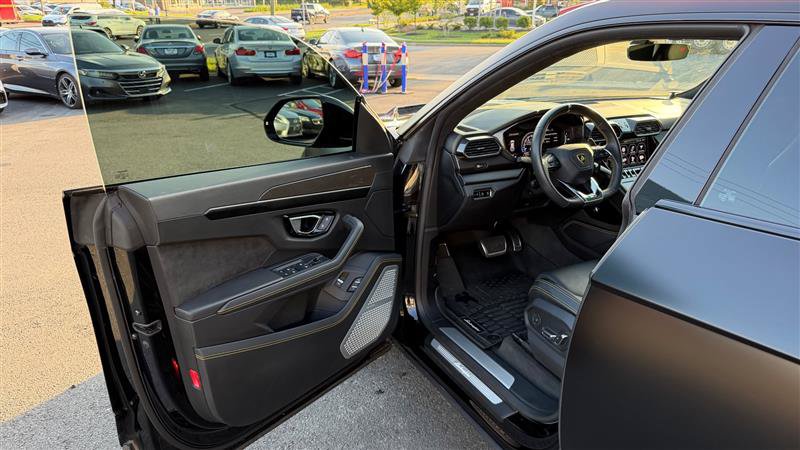 Used 2021 Lamborghini Urus AWD/4WD image 30