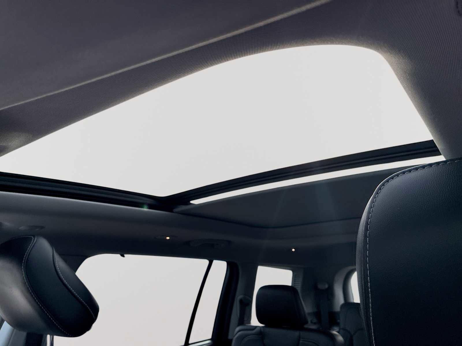 Used 2021 Jeep Grand Cherokee L Limited w/ Luxury Tech Group II image 19