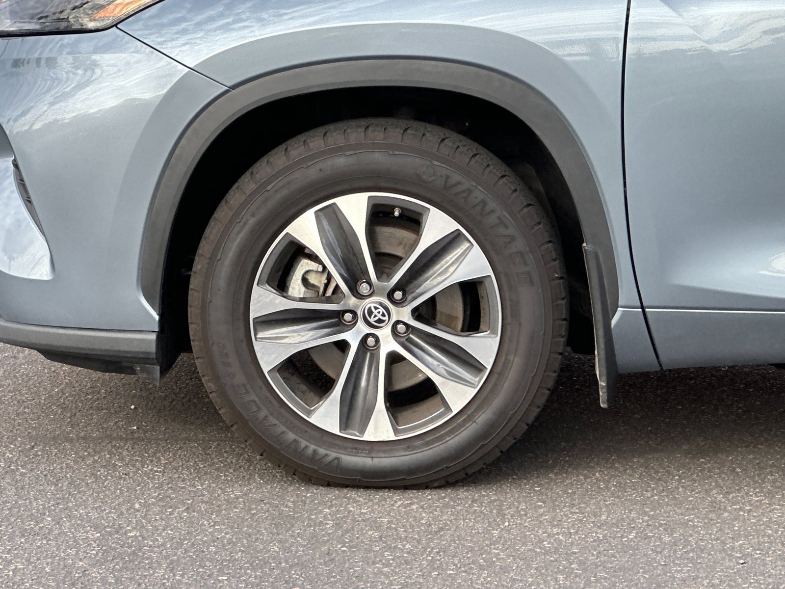 Used 2023 Toyota Highlander XLE image 25