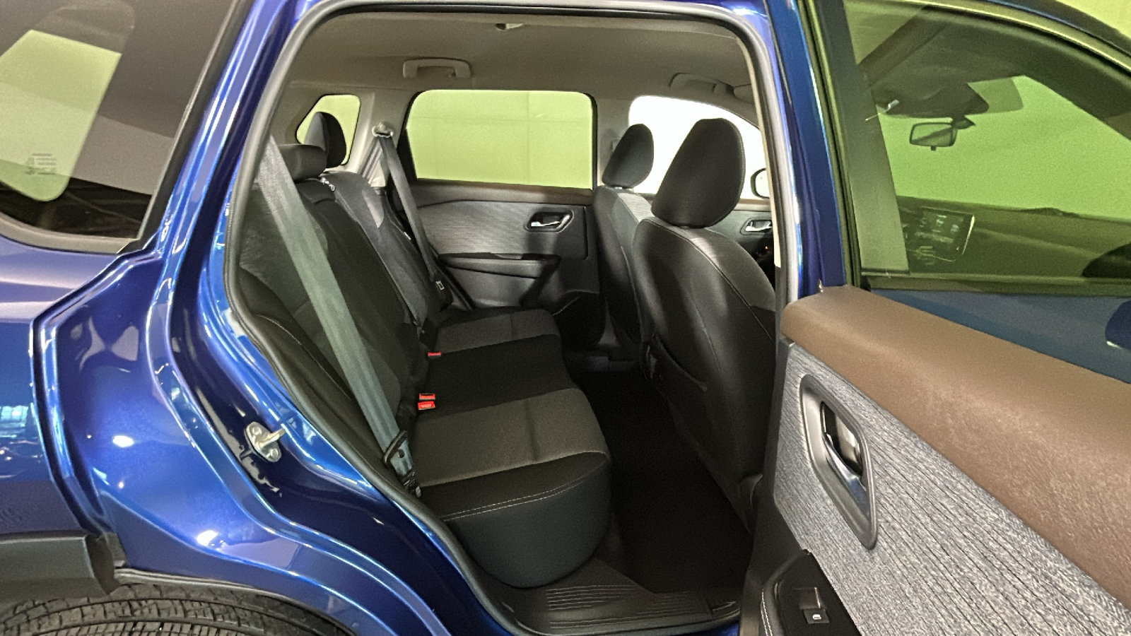 Used 2023 Nissan Rogue SV AWD/4WD image 35