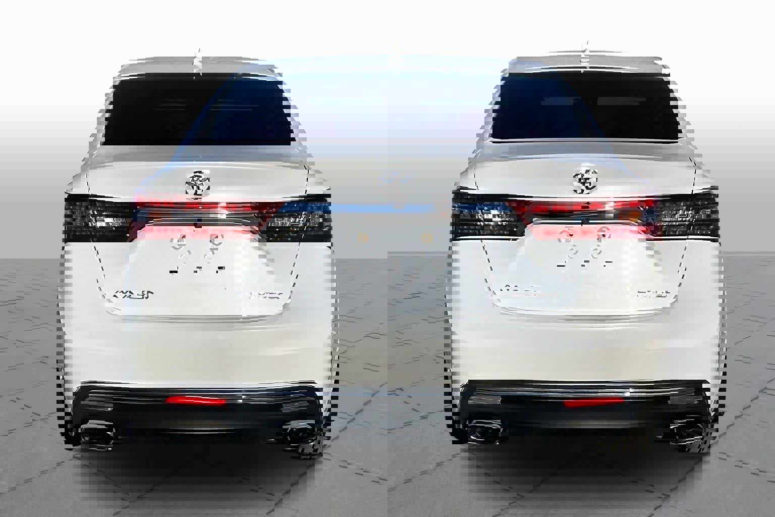 Used 2018 Toyota Avalon Limited image 4