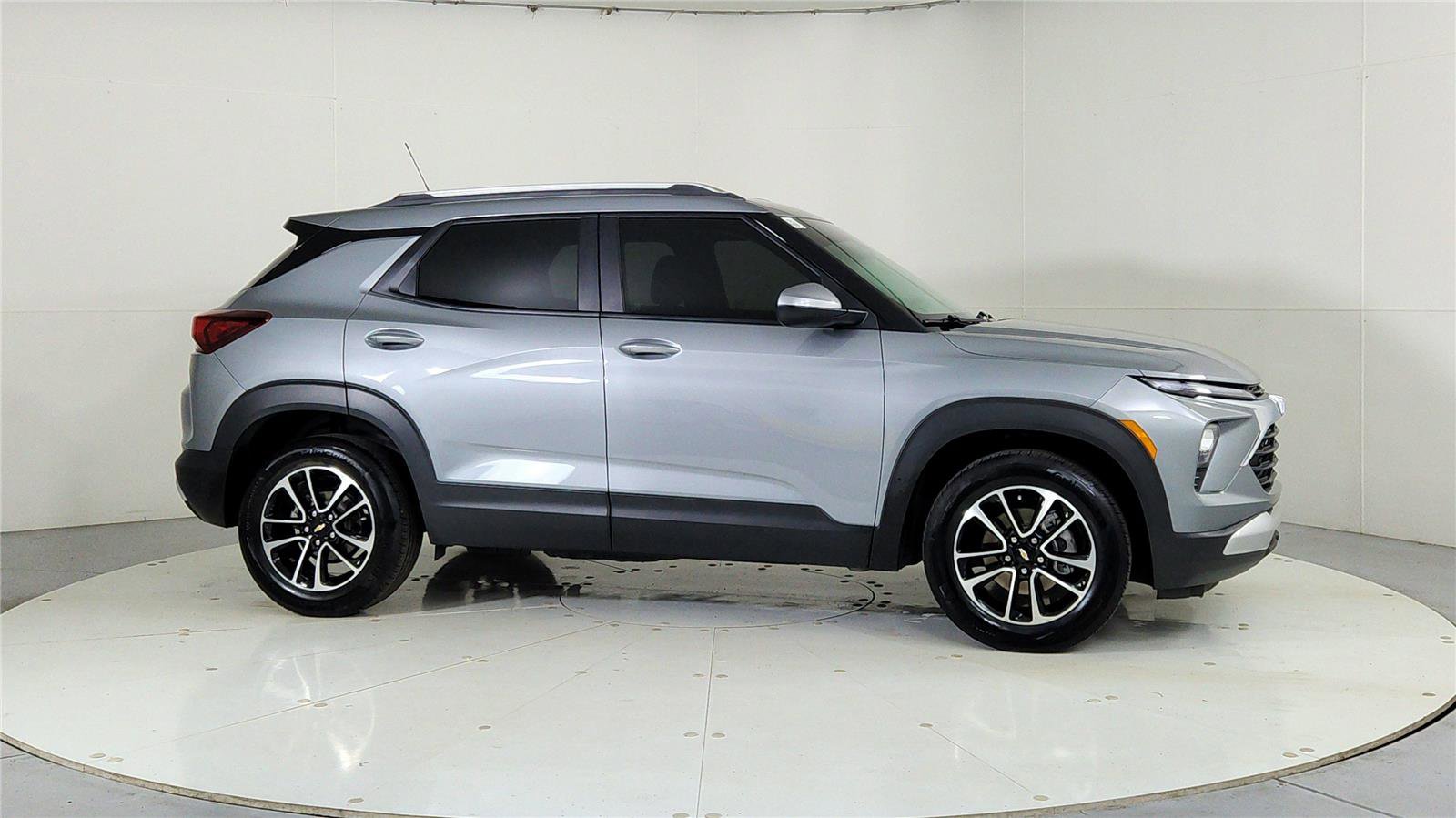 Used 2024 Chevrolet TrailBlazer LT w/ Driver Confidence Package image 8