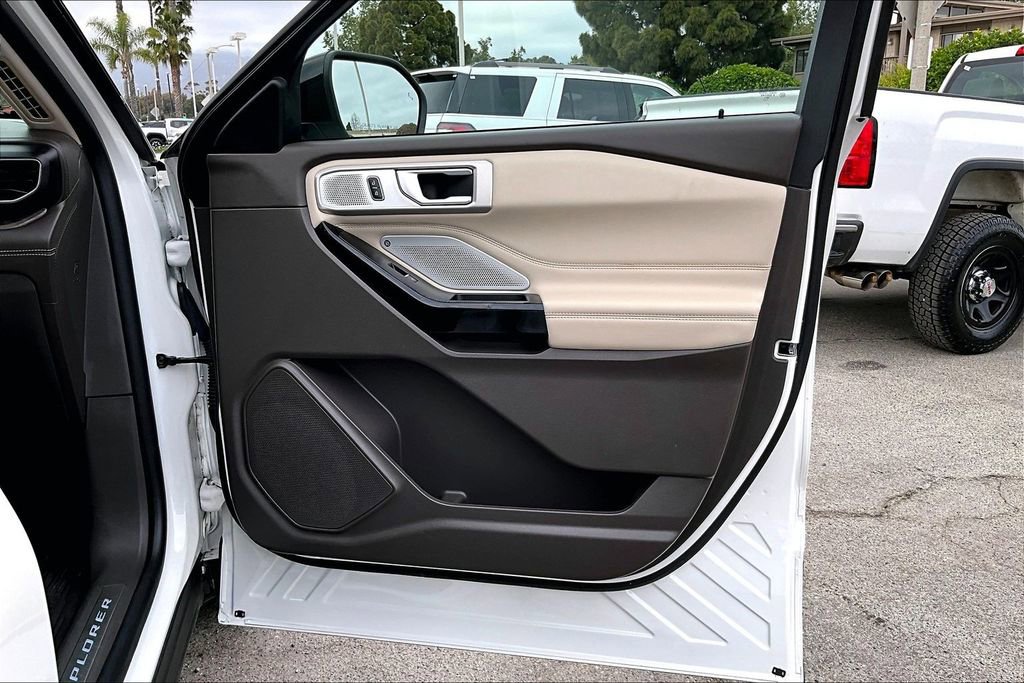 Used 2023 Ford Explorer Platinum w/ Technology Package RWD image 29