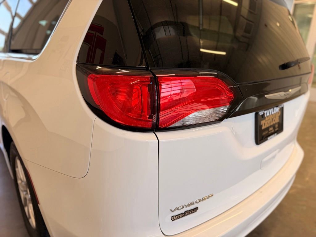 Used 2023 Chrysler Voyager LX FWD image 5