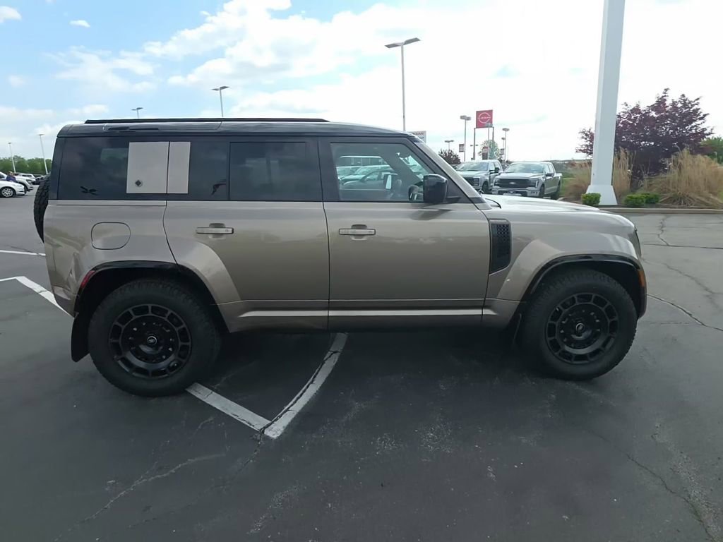 Used 2025 Land Rover Defender 110 image 9