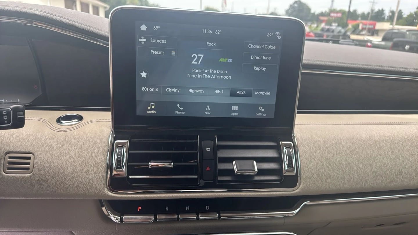 Used 2019 Lincoln Navigator Reserve AWD/4WD image 18