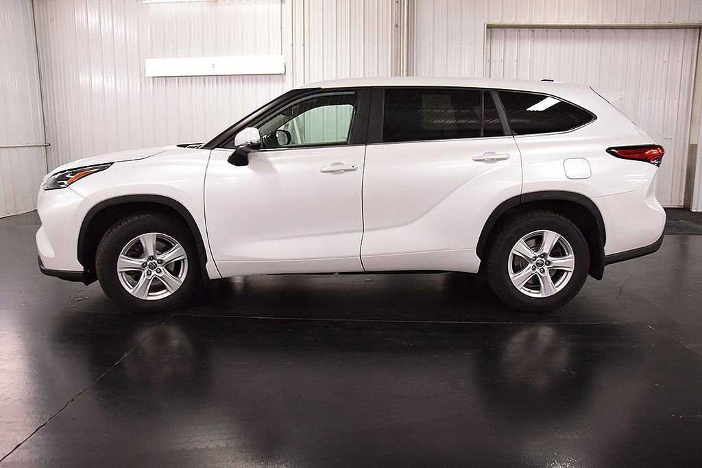 Used 2023 Toyota Highlander LE AWD/4WD image 4