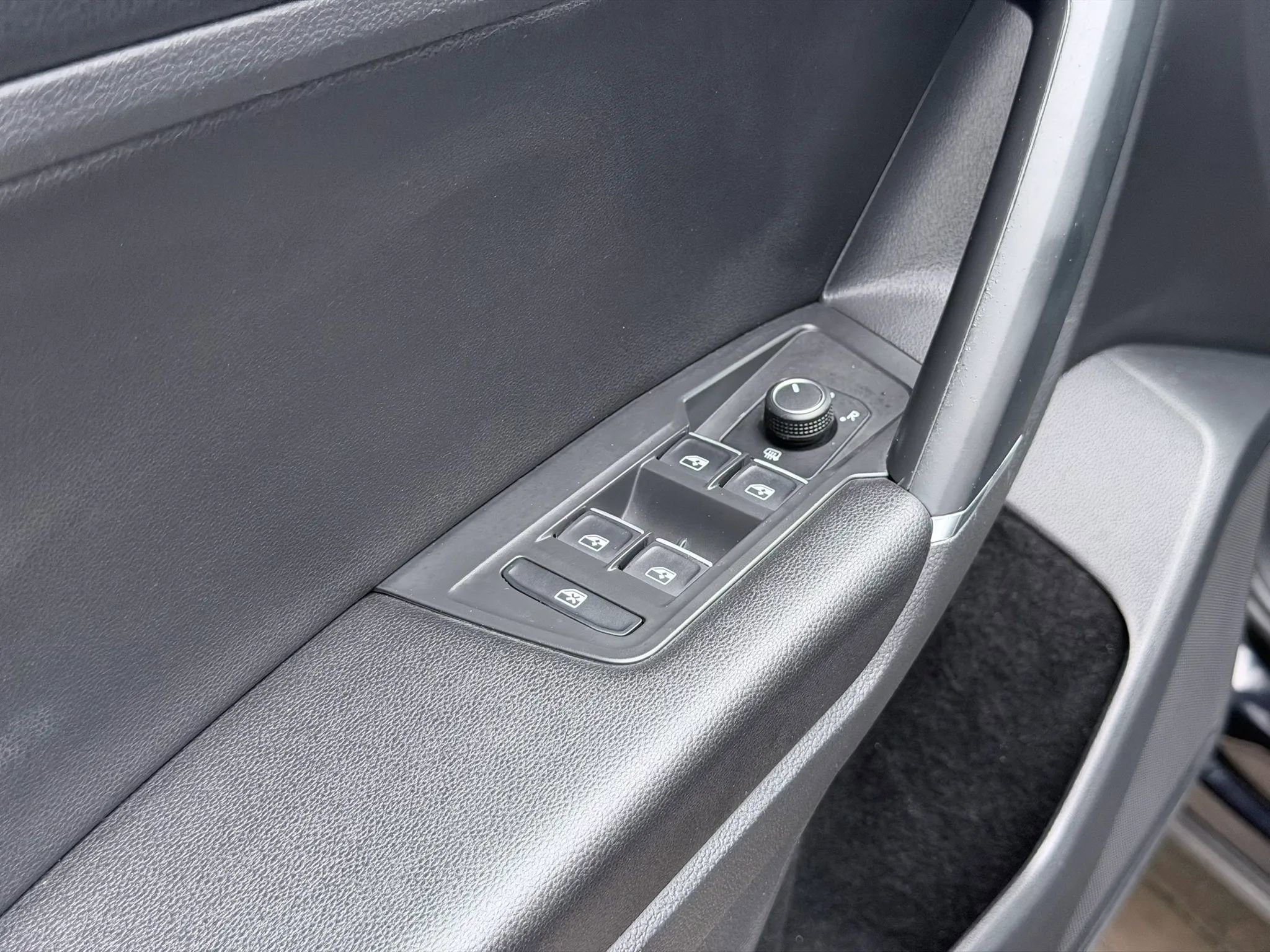 Used 2020 Volkswagen Tiguan SE w/ Panoramic Sunroof Package FWD image 23