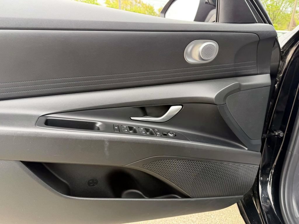 Used 2023 Hyundai Elantra SEL FWD image 16