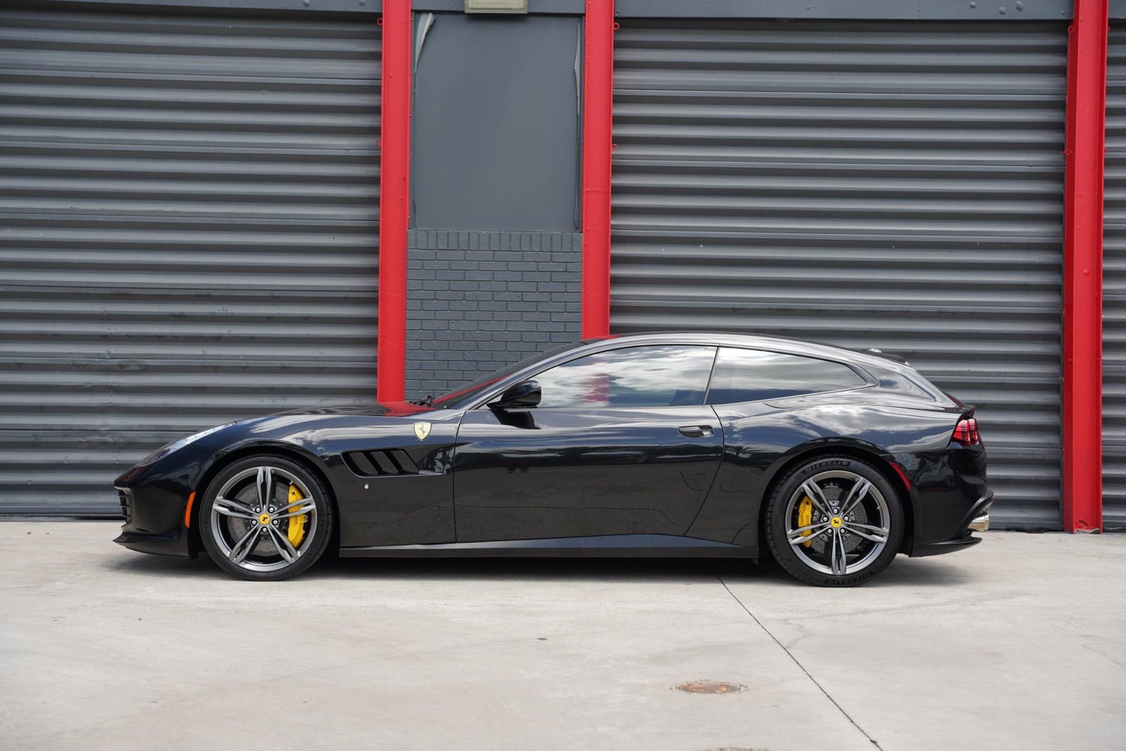 Used 2017 Ferrari GTC4Lusso image 9