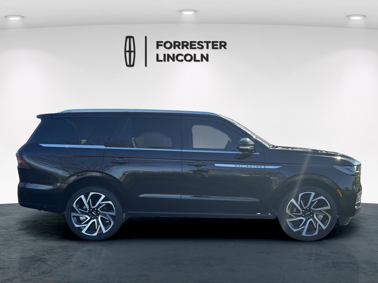 Used 2025 Lincoln Navigator Reserve AWD/4WD image 3